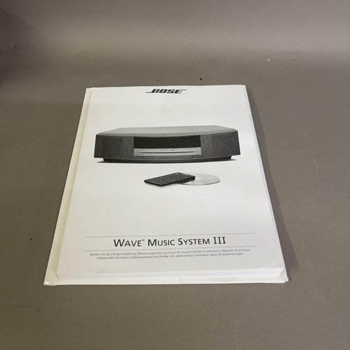 14 - A Bose Wave III Music System, including instructions and original card-sized remote control. Boxed. ... 