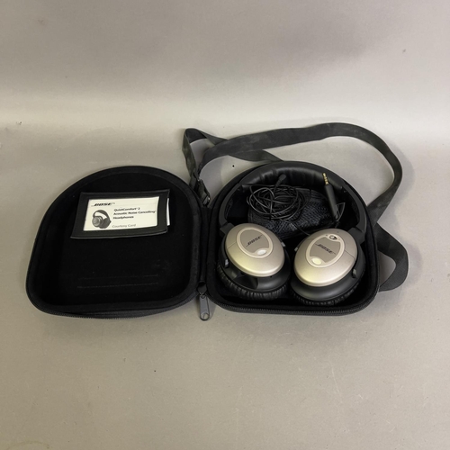 15 - A pair of Bose Quiet Comfort QC2 headphones in a travelling case with adapter for wired connection, ... 