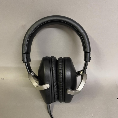 15 - A pair of Bose Quiet Comfort QC2 headphones in a travelling case with adapter for wired connection, ... 