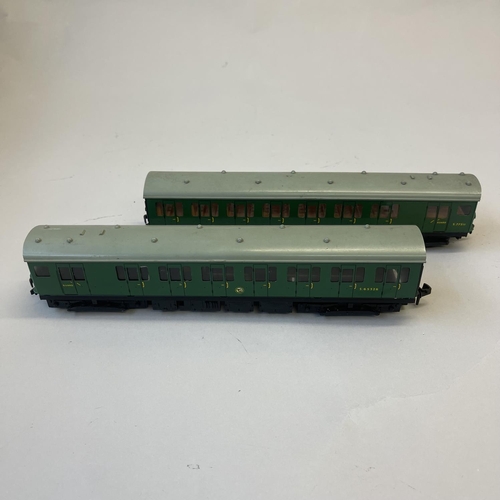 2 - A Hornby Dublo 00 gauge 2-rail Southern Region Electric Multiple Unit, comprising motor and trailing... 