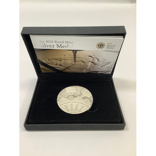 164 - The Royal mint silver medal 2010 (five ounces) in case of issue with Certificate of Authenticity min... 