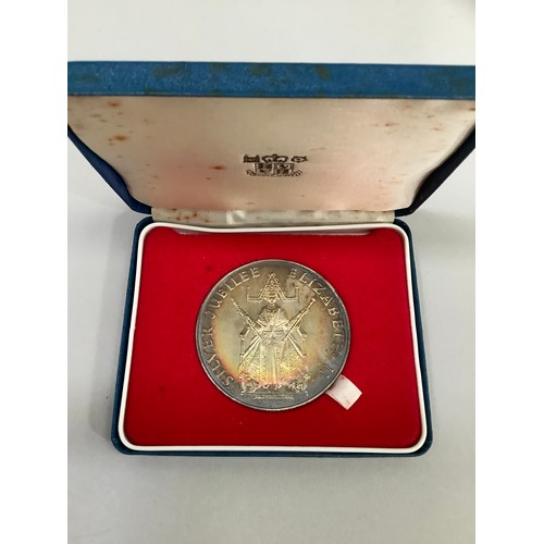 173 - Elizabeth II silver Jubilee 1952-1977 hallmarked silver commemorative medallion in Royal Mint case o... 