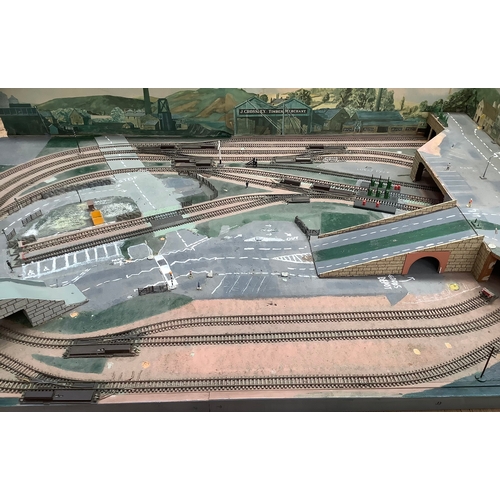 5B - 00 gauge table top model railway track layout with junctions, built up at one side, with industrial ... 