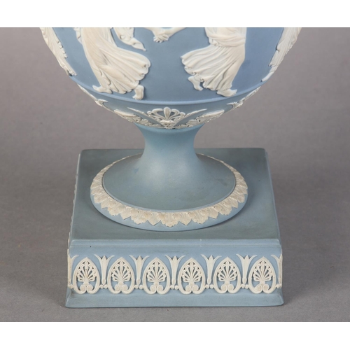 108 - A LARGE EARLY 19TH CENTURY WEDGWOOD JASPERWARE URN AND COVER, the pale blue body ornamented in white... 