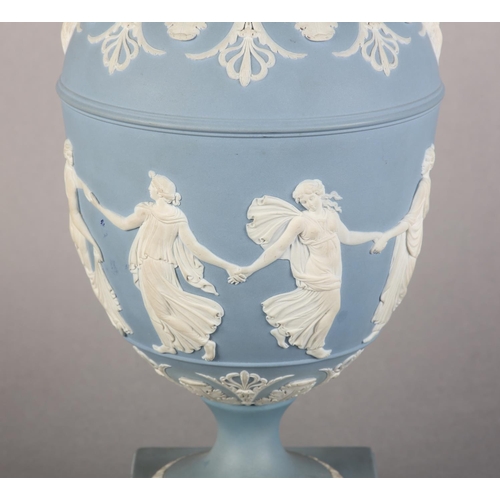 108 - A LARGE EARLY 19TH CENTURY WEDGWOOD JASPERWARE URN AND COVER, the pale blue body ornamented in white... 