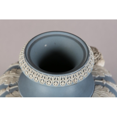 108 - A LARGE EARLY 19TH CENTURY WEDGWOOD JASPERWARE URN AND COVER, the pale blue body ornamented in white... 