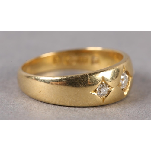 204 - A VICTORIAN THREE STONE DIAMOND RING IN 18CT GOLD, the graduated Old European cut stones stra set in... 