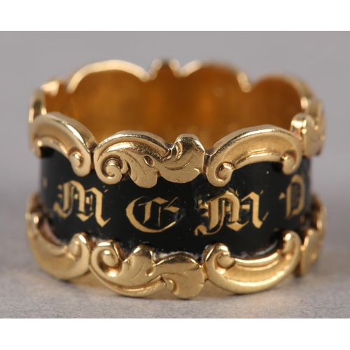 205 - A WILLIAM IV MOURNING RING in 18ct gold, 'in memory of' in gold gothic letters raised against a blac... 