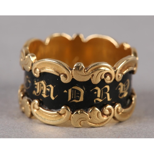 205 - A WILLIAM IV MOURNING RING in 18ct gold, 'in memory of' in gold gothic letters raised against a blac... 