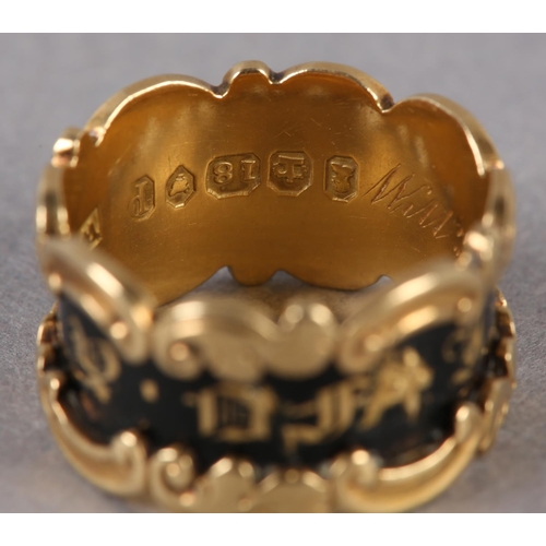 205 - A WILLIAM IV MOURNING RING in 18ct gold, 'in memory of' in gold gothic letters raised against a blac... 