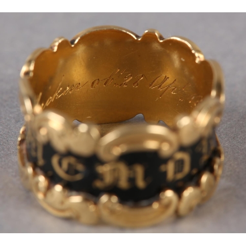 205 - A WILLIAM IV MOURNING RING in 18ct gold, 'in memory of' in gold gothic letters raised against a blac... 