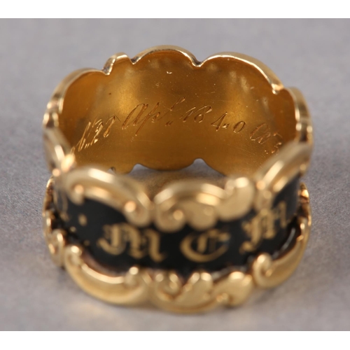 205 - A WILLIAM IV MOURNING RING in 18ct gold, 'in memory of' in gold gothic letters raised against a blac... 