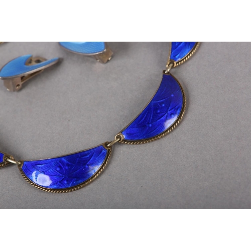 215 - A SCANDINAVIAN GUILLOCHE ENAMEL SILVER GILT NECKLACE C1960, each royal blue dished increscent with r... 