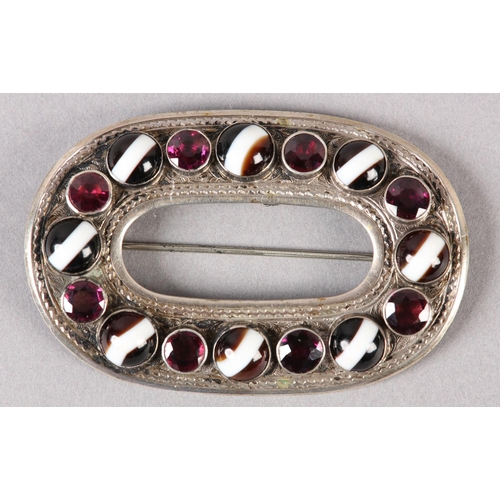 229 - A VICTORIAN GARNET AND BANDED AGATE WREATH BROOCH IN SILVER, the circular cabochon and faceted stone... 