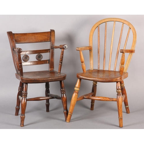 421 - A CHILD'S VICTORIAN ELM FARMHOUSE CHAIR HAVING A BAR BACK, tie rail with roundels, full seat on turn... 