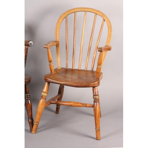 421 - A CHILD'S VICTORIAN ELM FARMHOUSE CHAIR HAVING A BAR BACK, tie rail with roundels, full seat on turn... 