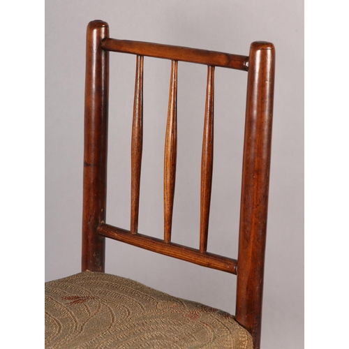 422 - A CHILD'S EARLY 19TH CENTURY ELM RAIL BACK SINGLE CHAIR, upholstered seat, on turned framing, with t... 