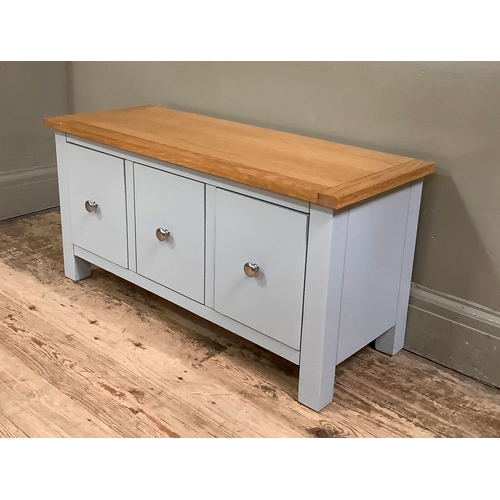 125 - A modern set of three grey deep drawers with chrome handles with solid wood top, 90cm wide