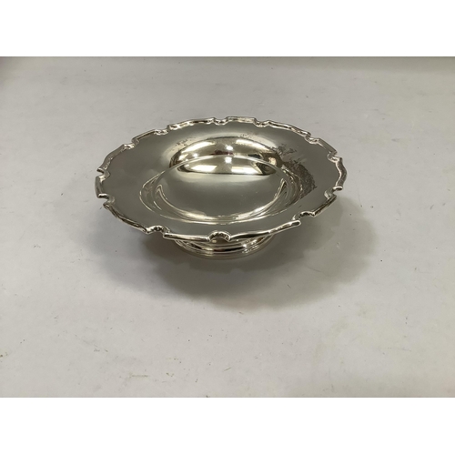 286 - A silver pedestal dish, with cut border, Birmingham 1937, 15cm diameter, total approximate weight 4.... 