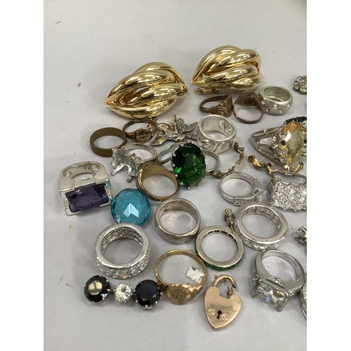 372 - A small collection of mid to late 20th century costume jewellery including ear clips, brooches and r... 