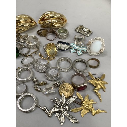 372 - A small collection of mid to late 20th century costume jewellery including ear clips, brooches and r... 