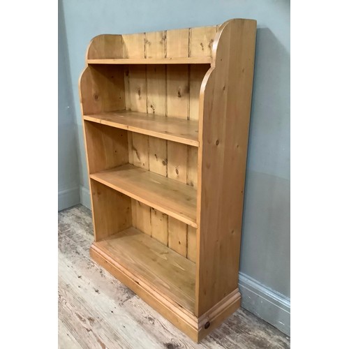 400 - A set of pine four height bookshelves on plinth base, 77cm wide, 117cm high