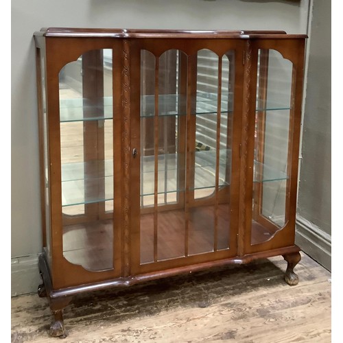 422 - A 1940s display cabinet, 105cm wide