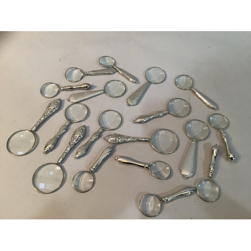 201 - A quantity of magnifying glasses