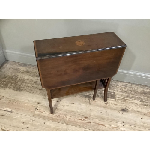 401 - An Edwardian mahogany and satinwood cross banded Sutherland table inlaid to the centre with a circul... 