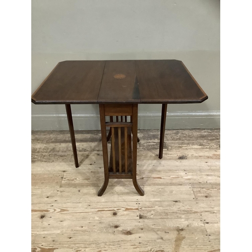 401 - An Edwardian mahogany and satinwood cross banded Sutherland table inlaid to the centre with a circul... 