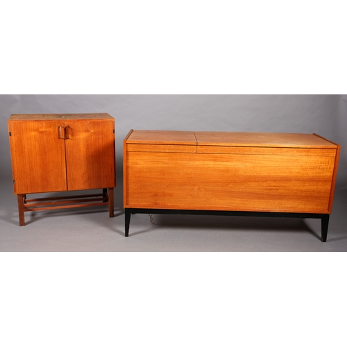 91 - A teak hi-fi cabinet with two lift up tops with divided interior, black apron and on tapered legs (n... 