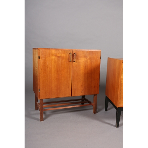 91 - A teak hi-fi cabinet with two lift up tops with divided interior, black apron and on tapered legs (n... 