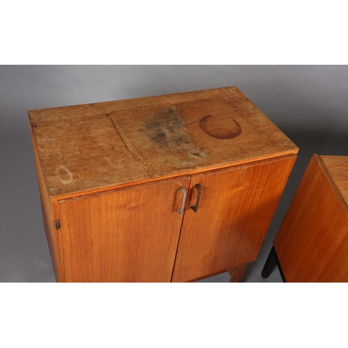 91 - A teak hi-fi cabinet with two lift up tops with divided interior, black apron and on tapered legs (n... 