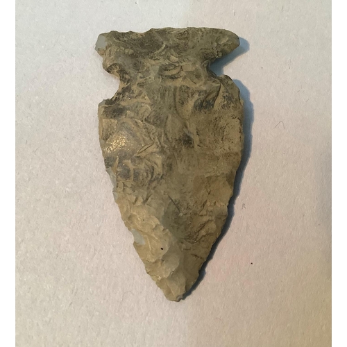 348 - An arrow head flint, 4cm long x 2.5cm wide