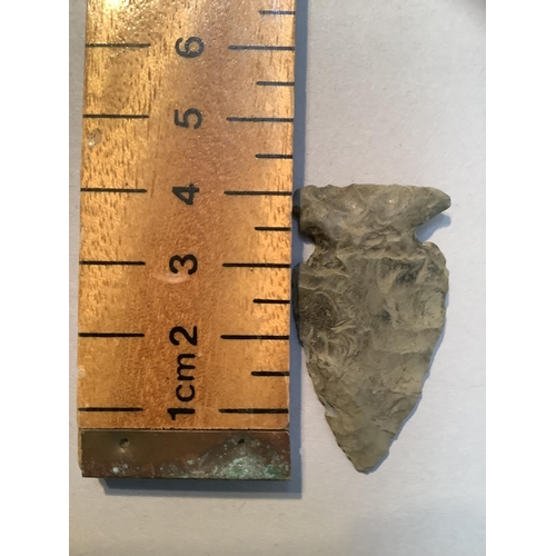 348 - An arrow head flint, 4cm long x 2.5cm wide