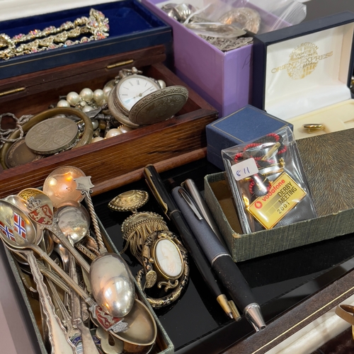 366 - A small collection of 20th Century costume jewellery, ladies' and gentlemen's wristwatches, fob watc... 