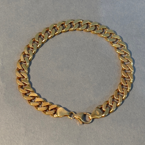 389 - A curb link bracelet in 9ct gold, 
approximate weight 23g