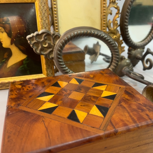 232 - A 19th century walnut box, the figured lid inlaid with a fruitwood and ebony squares, 15.5cm wide x ... 