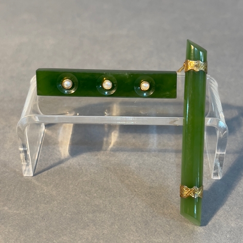 375 - Two early 20th century nephrite bar brooches both with 9ct gold fittings