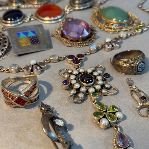 391 - A collection of silver jewellery including rings, bangles, bracelet, pendants and brooches variously... 