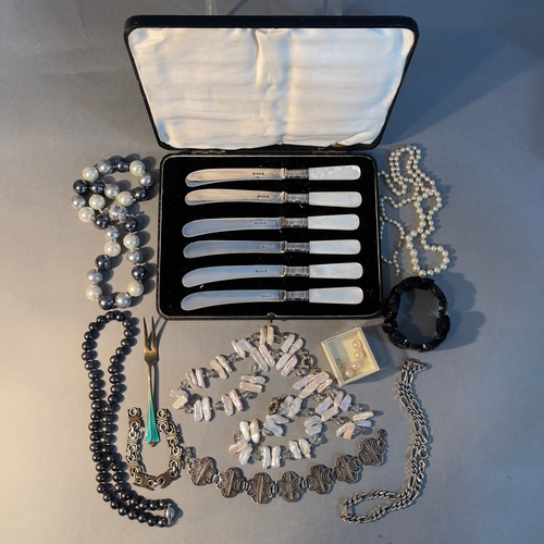 398 - A small collection of jewellery including a fresh water cultured pear necklace of stained grey pearl... 