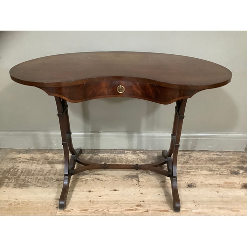 449 - A mahogany early 20th century kidney shaped dressing table on twin supports with single stretcher, 1... 