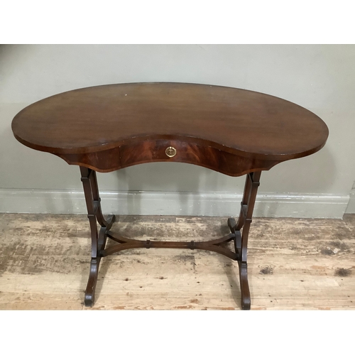 449 - A mahogany early 20th century kidney shaped dressing table on twin supports with single stretcher, 1... 