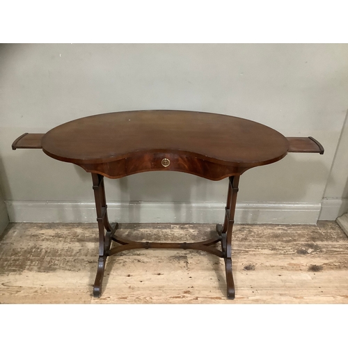 449 - A mahogany early 20th century kidney shaped dressing table on twin supports with single stretcher, 1... 