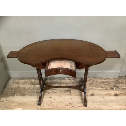 449 - A mahogany early 20th century kidney shaped dressing table on twin supports with single stretcher, 1... 