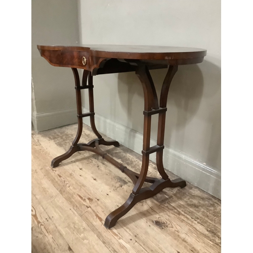 449 - A mahogany early 20th century kidney shaped dressing table on twin supports with single stretcher, 1... 