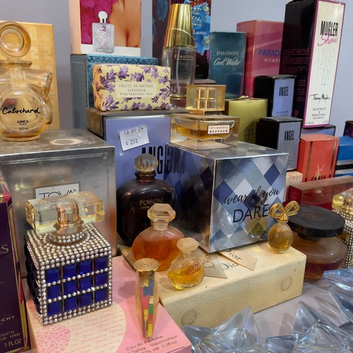 114 - A quantity of vintage and modern perfume bottles including a sealed Hermes Caleche, YSL Paris, Fendi... 