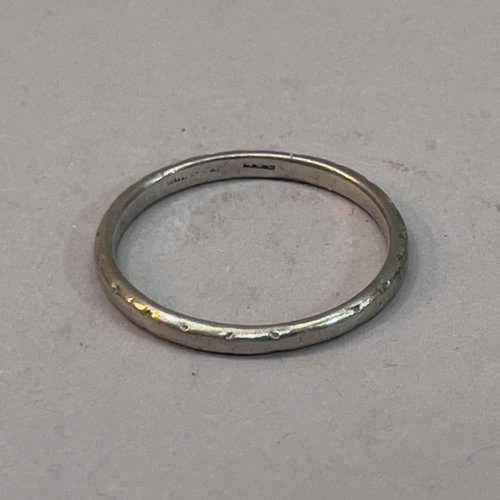 195 - A wedding ring in platinum Circa 1950 approximate weight 2g