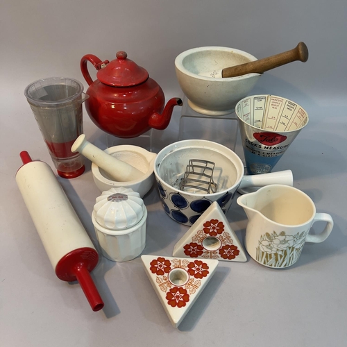 92 - Retro kitchenalia including enamelware teapot, two mortar and pestles, two measures, a rolling pin, ... 