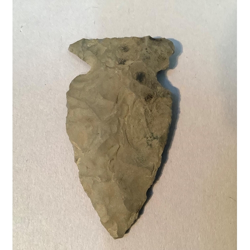 43 - An arrow head flint, 4cm long x 2.5cm wide